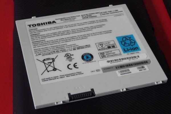 Toshiba Thrive scos din cutie la Mobilissimo.ro - bateria scoasă de sub capacul aferent - iată cum! (Video)