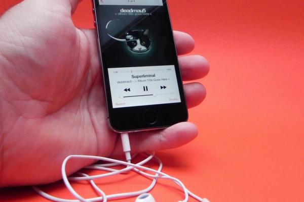 iPhone 5s Review: Touch ID inovează, calitatea audio/video impecabilă, iOS 7 nu convinge (Video)