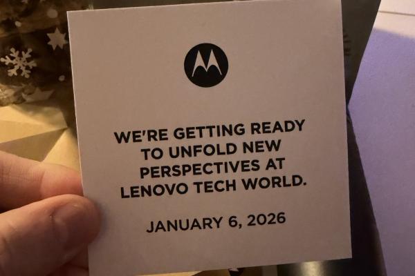 Motorola face aluzie la primul pliabil tip carte în felicitări de Crăciun; "Fold-ul" vine în ianuarie, la Tech World