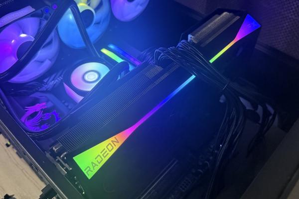Am testat XFX Radeon RX 9070 XT într-un PC „cu greutate” - Placă video puternică, ce oferă coolere magnetice și performanță de top