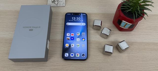 HONOR Magic8 Pro Unboxing şi primele impresii: cameră telephoto nocturnă, baterie mai mare, corp mai compact, extra AI