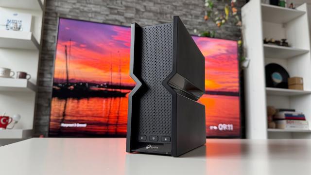 <b>Prezentare TP-Link Archer BE700 (BE15000): Puterea Wi-Fi 7 la nivel tri-band: 11.5 Gbps și performanță pentru următorul deceniu (6 GHz, streaming 8K)</b>La mine acasă nu este sediul NASA, dar cu siguranță router-ul TP-Link Archer BE700 BE15000 proaspăt testat pare a fi sustras chiar de pe birourile unei agenții guvernamentale care se uită la viteze uluitoare și securitate