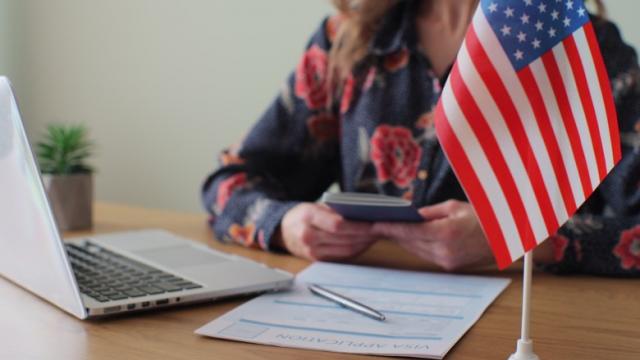 <b>SUA vrea acces la social media înainte să intri în țară; Călătorii din România și alte țări Visa Waiver vizați de schimbări majore</b>Cetățenii români și alți călători din țările incluse în programul Visa Waiver ar putea fi nevoiți, în curând, să ofere mult mai multe informații personale atunci când aplică pentru intrarea în Statele Unite. O propunere recentă a Serviciului Vamal