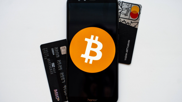 <b>Tranzacţiile cu criptomonede raportate direct la ANAF din 2026; Creşte şi impozitul pe cripto!</b>Dacă ai făcut sau faci bani din cripto din 2026 tranzacţiile tale vor fi raportate direct la ANAF. Şi dacă nu le raportezi tu, o vor face oricum furnizorii de servicii de criptoactive, de burse cripto şi exchange-uri.