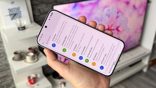 <b>realme GT 8 Pro: Software, AI, aplicaţii cu un realme UI 7.0 doldora de AI</b>realme GT 8 Pro rulează realme UI 7.0, o interfață aplicată peste Android 16 şi care aduce cu cel mai nou ColorOS de la OPPO. Producătorul promite 4 ani de actualizări majore de sistem și 5 ani de update-uri de securitate

