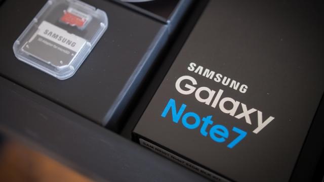 <b>Numele oficial al lui Note 7 în varianta recondiționată ar urma să fie Note FE (Fan Edition)</b>Deși aflam anterior faptul că varianta recondiționată Samsung Galaxy Note 7 ar urma să ajungă pe piață sub denumirea de Galaxy Note 7R, iată că un raport sosit astăzi ne aduce în ecuație o altă denumire probabilă. Este vorba despre Note FE, nume care 