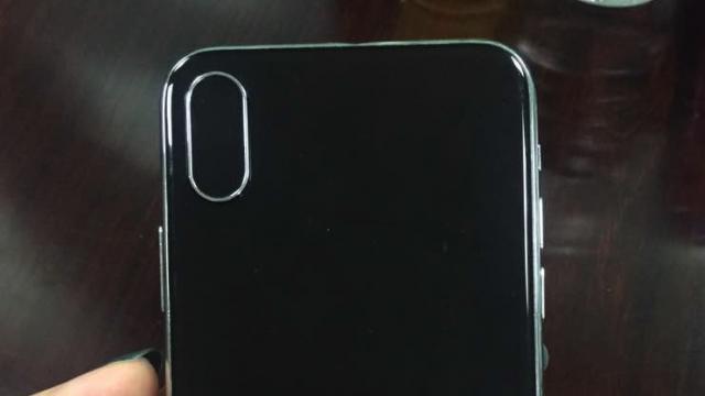 <b>iPhone 8 fotografiat hands-on în exclusivitate; Iată cum va arăta terminalul lansat la toamnă!</b>Cei de la BGR au pus mâna pe fotografii hands on cu iPhone 8, mult aşteptatul smartphone aniversar pe care Apple l-ar pregăti pentru debut la toamnă. Site-ul susţine teoria cu 3 telefoane lansate, adică iPhone 7s şi 7s Plus, dar şi modelul special iPhone