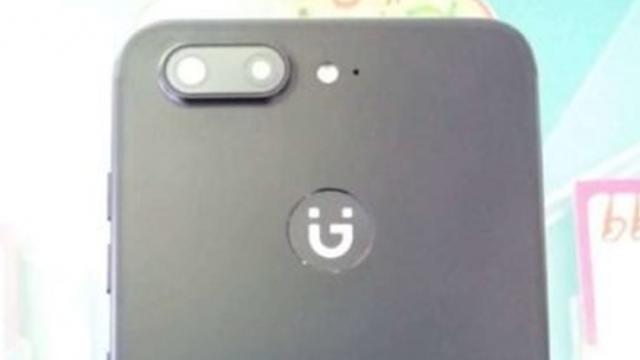 <b>Gionee S10, telefonul cu 4 camere apare in noi fotografii hands on; Ar putea fi precursorul lui Allview X4 Xtreme</b>Într-o serie de noi fotografii hands-on se afișează astăzi smartphone-ul Gionee S10, terminal din zona high-end ce va oferi 4 camere foto la pachet. Avem un asemenea modul dual plasat atât în față pentru captura selfie, dar și unul pe spate care cel mai