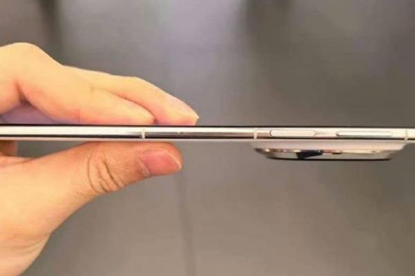 Huawei Mate 70 Air apare în fotografii reale; Are ecran de  6.9 inch și doar 6 mm în talie