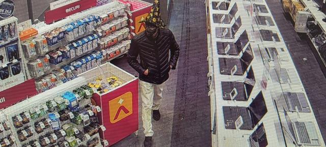 Un laptop de 12.000 lei furat de un „vrăjitor” din Altex Lugoj; A tăiat cablul, a mimat că e beat și a plecat cu laptopul (video)