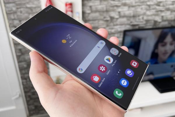 Samsung Galaxy S23 Ultra: Display-ul te va converti la consumat jocuri şi seriale pe mobil