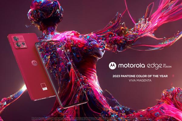 Motorola sărbătoreşte Valentine's Day împreună cu Pantone, recomandă două telefoane cadou pentru cel/cea dragă