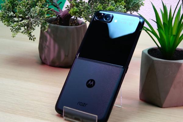 Motorola RAZR 2022: Design care scapă de bărbia iconică, propune o balama nouă
