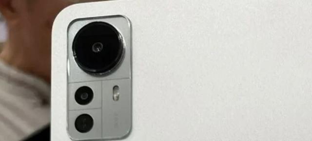 Xiaomi Pad 6 este fotografiată "pe viu" şi seamănă cu Xiaomi 12 la cameră; Ce dotări are tableta?
