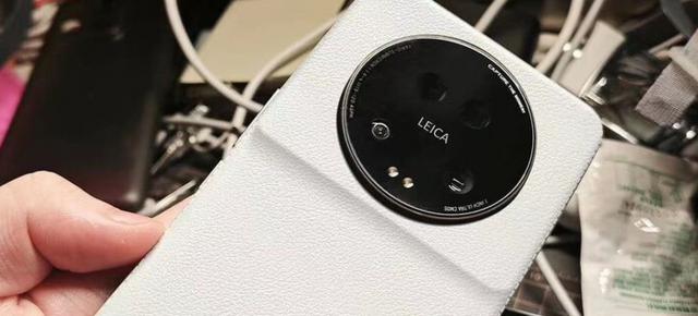 Xiaomi 13 Ultra apare într-o fotografie nouă, cu modul foto impresionant, 4 camere la bord