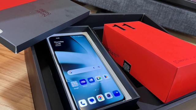 <b>OnePlus 11 5G Unboxing: o revenire în formă pentru OnePlus? </b>OnePlus 11 5G tocmai a sosit, arătându-ne că OnePlus "mai bagă o fişă" şi încearcă o altă abordare. Nu mai avem model Pro, posibil să avem totuşi un Ultra mai încolo. Revin butonul slider Mute şi tehnologia Hasselblad, după ce OnePlus 10T nu le-a avut