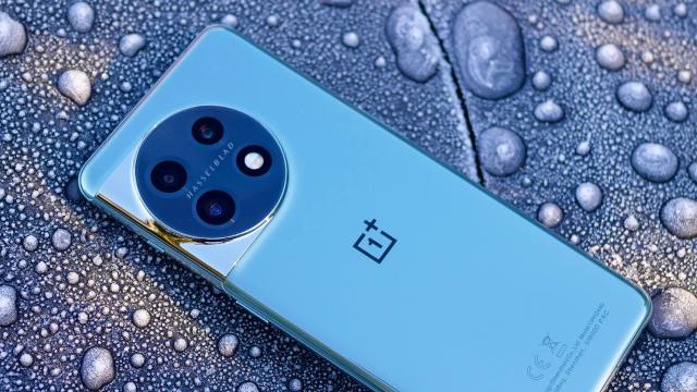 <b>OnePlus 11 5G este până la urmă rezistent la apă și praf în regim IP64; Ce înseamnă asta?</b>Se pare că s-a produs o mică confuzie la nivel global cu privire la noul flagship al celor de la OnePlus. Smartphone-ul OnePlus 11 a debutat în această săptămână, el ajungând inclusiv în România, la precomandă. Inițial se credea că el nu vine cu protecție