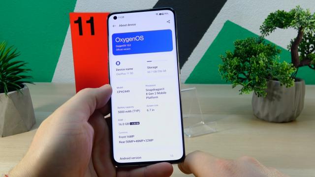 <b>OnePlus 11 5G: Hardware cu upgrade-uri pe care le ratezi dacă nu citeşti "eticheta"</b>Privind foarte rapid pe lista specificaţii a lui OnePlus 11, nu o să observi upgrade-uri chintesenţiale de la OnePlus 10 Pro sau OnePlus 10T. E important totuşi să observi denumirile. LTPO2 a devenit acum LTPO3, Hasselblad a revenit după lipsa