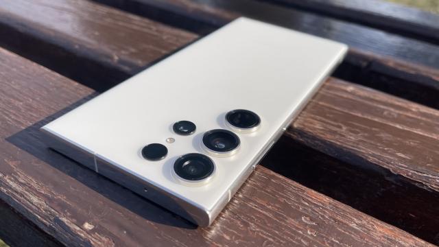 <b>Samsung Galaxy S23 Ultra review detaliat în limba română (Evaluare Mobilissimo)</b>Samsung a rupt norma de numire a produselor Galaxy S acum 4 generaţii, când a sărit de la Galaxy S10 la S20. Ne aşteptam apoi că lucrurile să decurca în trilogii, cum se întâmplă la filme, dar iată-ne la al patrulea model Galaxy S2x, care rafinează