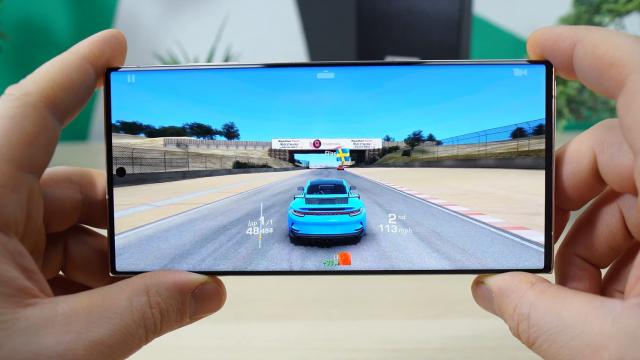 <b>Samsung Galaxy S23 Ultra: Benchmark-uri fără compromis, nici urmă de throttling</b>E clar că Samsung a pus the best of the best în componente aici, culminând cu un procesor Qualcomm Snapdragon 8 Gen 2 tunat special pentru seria Galaxy S23. Vine cu GPU Adreno 740 şi ar fi tactat mai sus decât Snapdragon 8 Gen 2-ul folosit de rivali