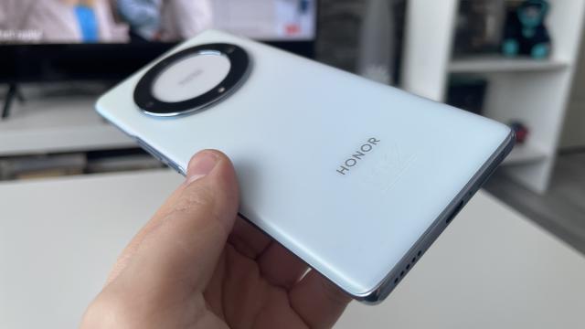 <b>Honor Magic5 Lite review detaliat în limba română (Evaluare Mobilissimo)</b>La fix un an distanță de la debutul lui Honor Magic4 Lite, cei de la Honor revin pe scena mondială cu un nou smartphone lite, de această dată varianta Magic5 Lite, proaspăt anunțată pe final de lună februarie 2023. Magic este o serie îndrăgită 