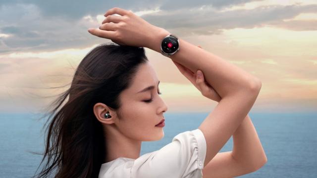 <b>Căști sau smartwatch? De ce nu 2 în 1? HUAWEI Watch Buds se lansează oficial în România pe 21 februarie cu o surpriză</b>Poate cel mai interesant smartwatch lansat în ultimele luni pe piață este HUAWEI Watch Buds, un model hibrid, dar nu în sensul că el combină ace analog cu un ecran tactil, nici pe departe. Watch Buds este un ceas inteligent "decapotabil" 