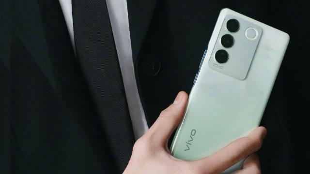 <b>Cât va costa selfie-phone-ul vivo V27 Pro? Pare că va fi mai scump față de predecesor</b>vivo urmează să anunțe curând noua serie de selfie-phone-uri vivo V27. Seria va include modele ca vivo V27, V27e și V27 Pro. Telefoanele și-au făcut apariția în Google Play Console, iar lansarea lor a fost confirmată oficial de către companie