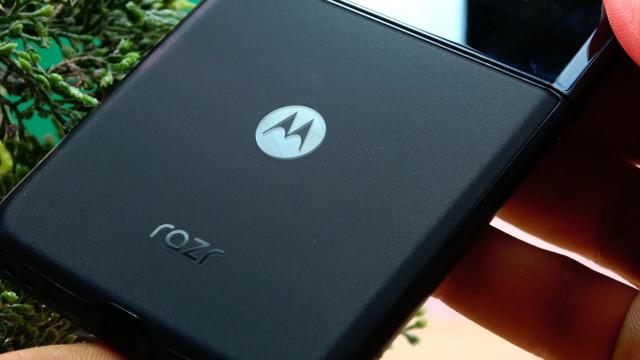 <b>Motorola RAZR 2022: Hardware serios upgradat, nu mai e loc de compromis midrange</b>Atunci când Motorola s-a apucat să producă telefoane pliabile, a mers mai degrabă pe ruta telefoanelor pliabile cu clapeta, decât pe cea a pliabilelor cu diagonală mare. Primele două telefoane RAZR au fost unele cu dotări mai degrabă midrange