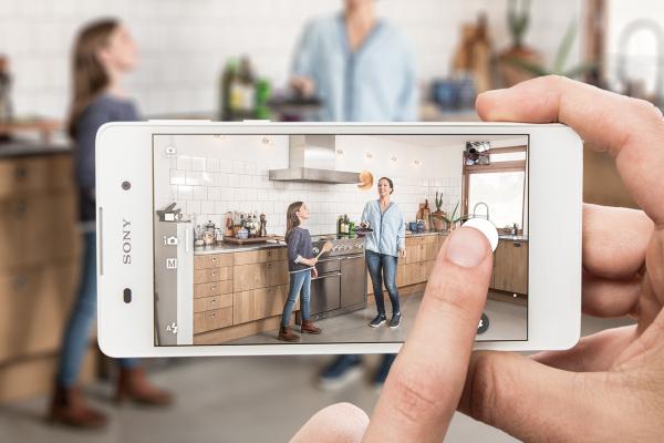 Sony Xperia E5 este oficial; vine cu display HD de 5 inch și cameră foto de 13 megapixeli