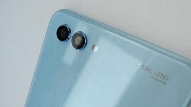 <b>Huawei Nova 2S apare în postere de această dată; va sosi pe albastru, roz şi negru</b>Continuă scăpările lui Huawei Nova 2s și vedem astăzi chiar un poster oficial care reconfirmă prezența unei camere duale selfie, dar și a unui asemenea modul în spate. Telefonul va oferi un buton home plasat frontal, asta în ciuda