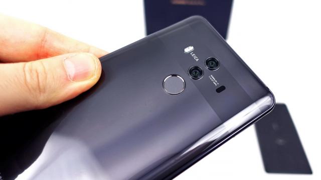 <b>Huawei Mate 10 Pro Unboxing: scoatem din cutie AI-ul întrupat de la Huawei, cu noua generaţie de optică Leica (Video)</b>Luna decembrie ne prinde cu smartphone-ul Huawei Mate 10 Pro pe masa de teste, un flagship veritabil ce aderă la trendul panourilor 18:9. Nu doar ecranul surprinde, ci și hardware-ul compus dintr-un procesor cu aplicații AI