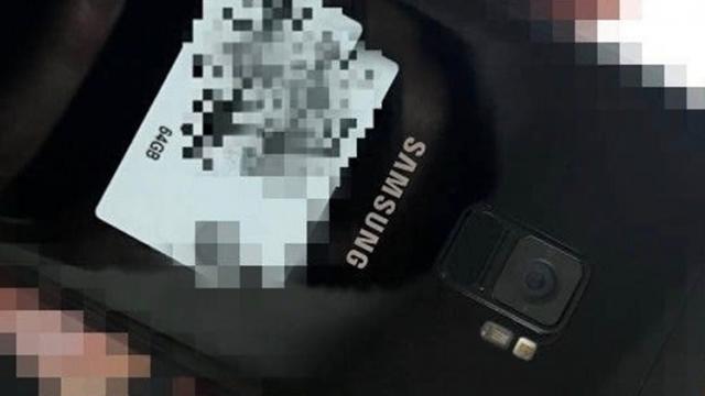 <b>Samsung Galaxy S9 se prezintă într-o fotografie reală; pare a fi o machetă ce aduce o singură cameră foto în spate</b>Începutul săptămânii ne aduce un nou leak pentru Samsung Galaxy S9, de această dată fiind vorba despre o fotografie reală aparent. Din păcate zona camerei foto pare a ne indica faptul că avem de-a face mai degrabă cu o machetă