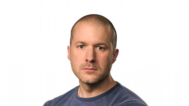<b>Jony Ive revine la postul de manager al departamentului de design Apple</b>Ultimii doi ani au adus o implicare mai mică a lui Jony Ive în zona design-ului asociat produselor Apple, dar de acum celebrul artist revine la posturi. Este numit din nou manager al departamentului de design și ne putem aștepta