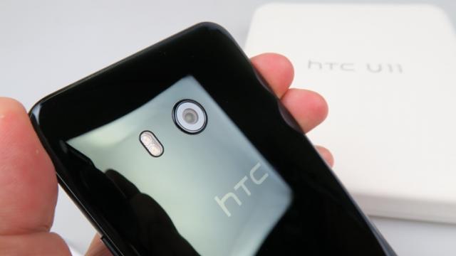 <b>HTC U11 disponibil pe Amazon Germania pentru aproximativ 2.200 lei cu toate taxele incluse și livrare în România</b>Prin intermediul unui pont primit pe grupul Mobilissimo de Facebook am descoperit o ofertă tare bună pentru flagship-ul HTC U11, telefon ce poate fi achiziționat pentru aproximativ 2.200 lei cu toate taxele incluse. Este varianta cu