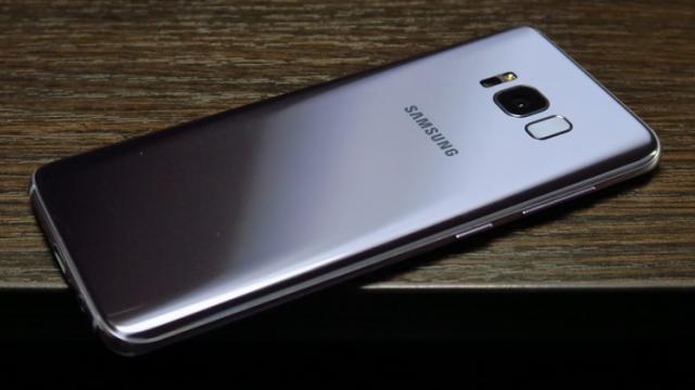 <b>Samsung Galaxy S8 va primi actualizarea oficială la Android 8.0 Oreo în ianuarie 2018</b>Suntem informați astăzi despre faptul că flagship-ul Samsung Galaxy S8 va primi actualizarea la Android 8.0 Oreo în ianuarie 2018, așadar încă o lună și ceva de așteptare. Vestea vine prin intermediul suportului oferit pentru