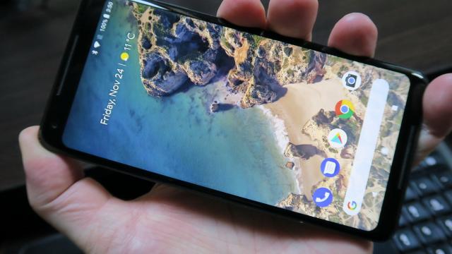 <b>Google Pixel 2 XL: Display de LG V30, cu mai puţine bube decât aţi auzit</b>Au fost mulţi care s-au grăbit să îl numească pe Google Pixel 2 XL "noul Note 7" după ce tot apăreau probleme şi bug-uri ale handset-ului. Cele mai proeminente au fost cu ecranul, dar noi nu am avut parte decât de un singur neajuns.