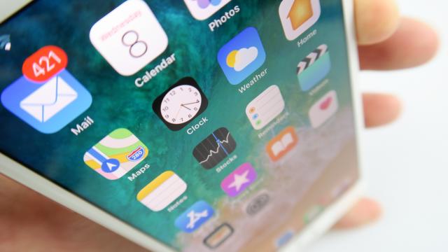 <b>Apple iPhone 8 Plus: iOS 11 aşa cum vi l-am prezentat la debut, acum pe ecran puţin mai mare</b>De la debutul lui iOS 11 în septembrie tot cârcotesc pe seama lui Control Center. Mă întreb oare când o să mă obişnuiesc cu noul design... La iOS 7, alt release Apple pe care l-am criticat mult am avut nevoie de vreo 3-4 luni să îl accept.