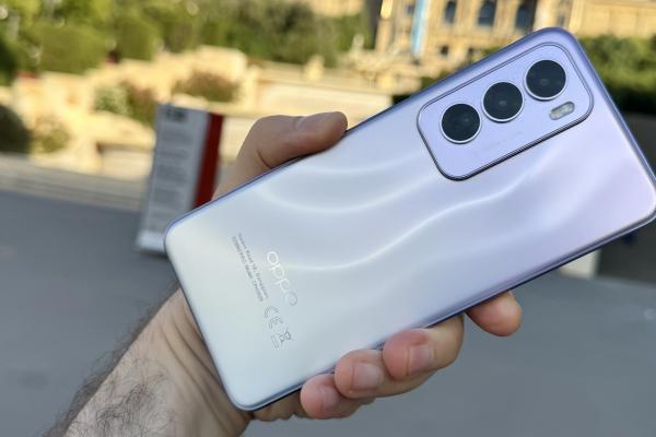 OPPO Reno12 Pro: Design cu câteva inovaţii - pernă de spumă şi un spate hipnotic