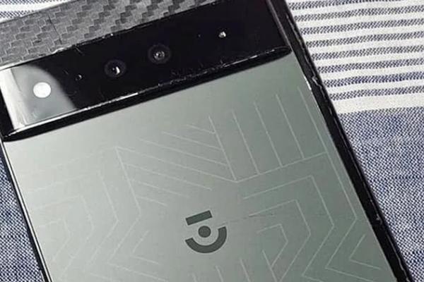 Cum ar fi trebuit să arate primul telefon pliabil Google? Un prim prototip Pixel Fold apare în fotografii reale