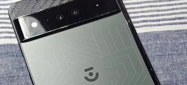 Cum ar fi trebuit să arate primul telefon pliabil Google? Un prim prototip Pixel Fold apare în fotografii reale