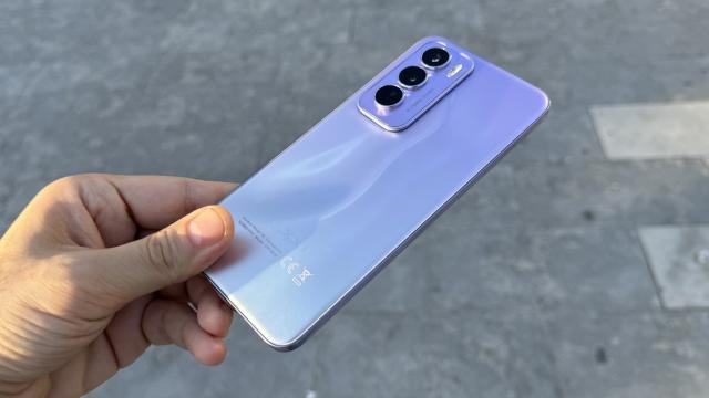 <b>OPPO reno12 Pro: Hardware high midrange, cu 3 camere de 50 MP</b>OPPO Reno12 Pro vine cu un ecran AMOLED de 6.7 inch, cu rezoluţie de 2412 x 1080 pixeli, cu refresh rate de 120 Hz şi suport HDR10+. Are luminozitate de 1200 de nits, iar apoi trecem la interior, unde găsim un procesor MediaTek Dimensity 7300 de 4 nm