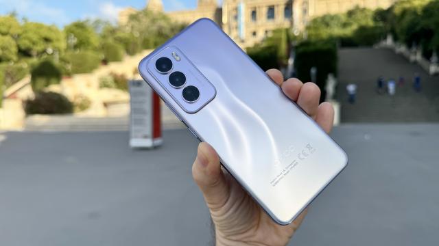 <b>OPPO reno12 Pro: Benchmark-uri puse în mişcare de un „Energy” </b>OPPO Reno12 Pro foloseşte un procesor MediaTek Dimensity 7300, pe care l-am mai văzut pe alte telefoane (Moto RAZR 50), doar că într-o ediţie specială. E special creată pentru acest telefon şi pentru OPPO şi se numeşte MediaTek Dimensity 7300- Energy