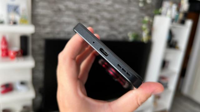 <b>Nubia Focus Pro: Acustică mono cu sunet plăcut și volum suficient</b>La capitolul audio trebuie să ne mulțumim cu un singur difuzor, unul aflat la bază care livrează sunet de calitate dar de care nu trebuie să abuzezi pentru că la volum înalt mai apar ceva vibrații