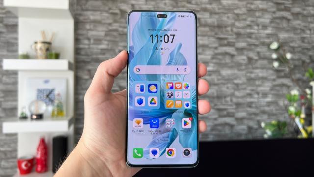 <b>HONOR 200 Pro: OS, UI, aplicaţii pe bază de „Magie AI”</b>HONOR 200 Pro rulează Android 14, cu interfața custom MagicOS 8.0 aplicată peste. Are widgeturi Cards atrăgătoare, navigare cu swipe-uri și newsfeed în stânga. Magic Capsule este aici pentru a extinde notificările și a afișa ca un mini ecran în zona