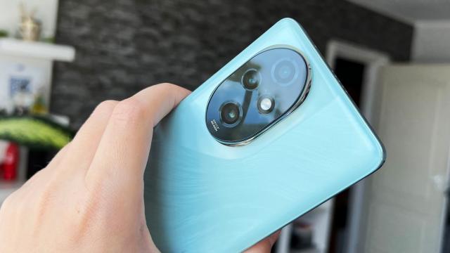 <b>HONOR 200 Pro: Camera ideală pentru portrete artistice, de vedetă, cu plusuri la culori pariziene</b>Şi acum să trecem la cameră. Începem cu cea frontală, una duală, o raritate în ziua de azi. Cred că doar HONOR, Huawei şi vivo mai fac asta. Vorbim aici despre un senzor principal selfie de 50 de megapixeli, cu deschidere F/2.1, alături de o cameră