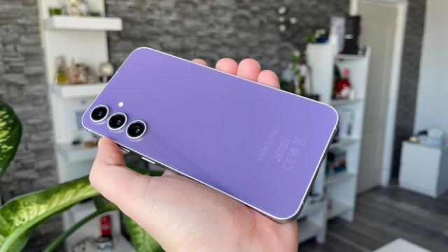 <b>Samsung Galaxy S24 FE bifează o nouă apariție și descoperim variantele sale de culoare</b>Saga "Fan Edition" continuă iar acum în 2024 cei de la Samsung ne amenință cu lansarea lui Galaxy S24 FE, terminal care potrivit analistului Ross Young (Display Supply Chain Consultants) va sosi spre final de an. Am tot avut informații