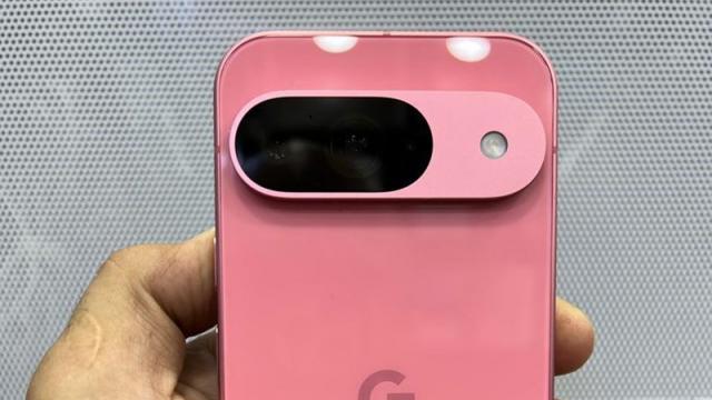 <b>Google Pixel 9 în versiunea "Pantera Roz" apare într-un scurt sclip video hands-on; Lansarea la o lună distanță</b>Vestea că Google a schimbat perioada de lansare pentru seria Pixel ne-a luat cu siguranță prin surprindere dar nu și avalanșa de leak-uri, care la fel ca în 2023 este la cote înalte. Sunt atât de multe scăpări în mediul online încât mai că rămânem