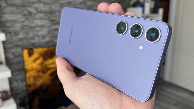 <b>Samsung Galaxy S25 Plus e iar în pericol de anulare, ca şi S24+...</b>Samsung Galaxy S25 Plus sau Galaxy S25+, în funcţie de ce grafie preferaţi pare a fi în pericol. Asta pentru ca surse apropiate de Samsung spune că firma sud coreeană ar fi decis să renunţe la acest model şi să ne ofere doar un Galaxy S25