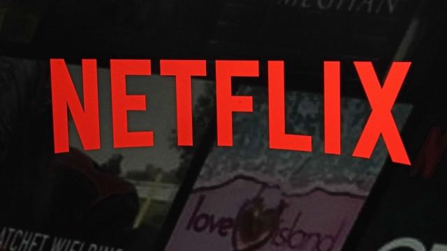 <b>Netflix începe să elimine abonamentul Basic (fără reclame); Apare opțiunea nouă (cu reclame) și rămâne la posturi abonamentul Standard (mai scump)</b>Abonamentul mai ieftin, cu reclame, a fost anunțat de către Netflix în urmă cu ceva timp. E valabil în SUA momentan, dar curând va fi disponibil și în alte regiuni, inclusiv România. Azi aflăm prin intermediul Gadget.ro că în mai multe țări utilizatorii