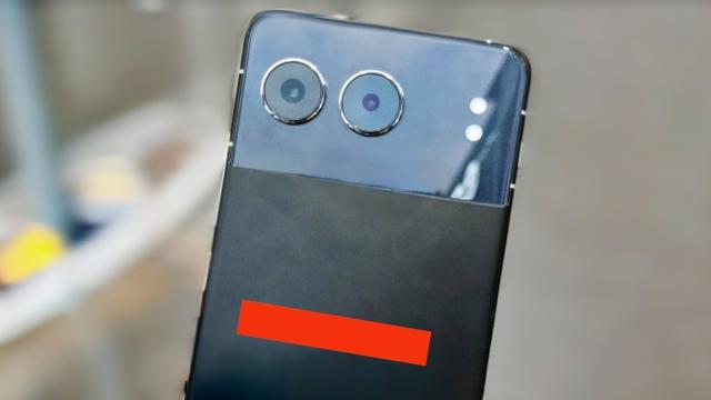 <b>OnePlus Nord 4 apare în prima fotografie şi îi desluşim designul... familiar</b>OnePlus se pregăteşte să ne ofere un nou telefon midrange din seria Nord, de această dată modelul Nord 4. Acesta a primit deja o confirmare a existenţei sale şi o scăpare sub formă 